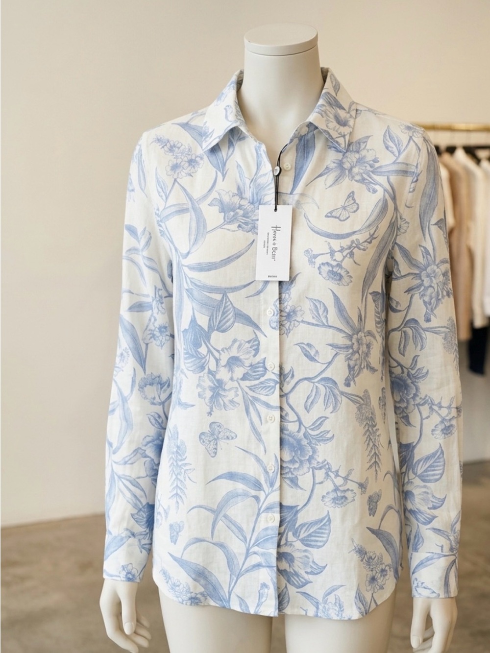 New with tags Blue & White Floral Button-Up Shirt size medium